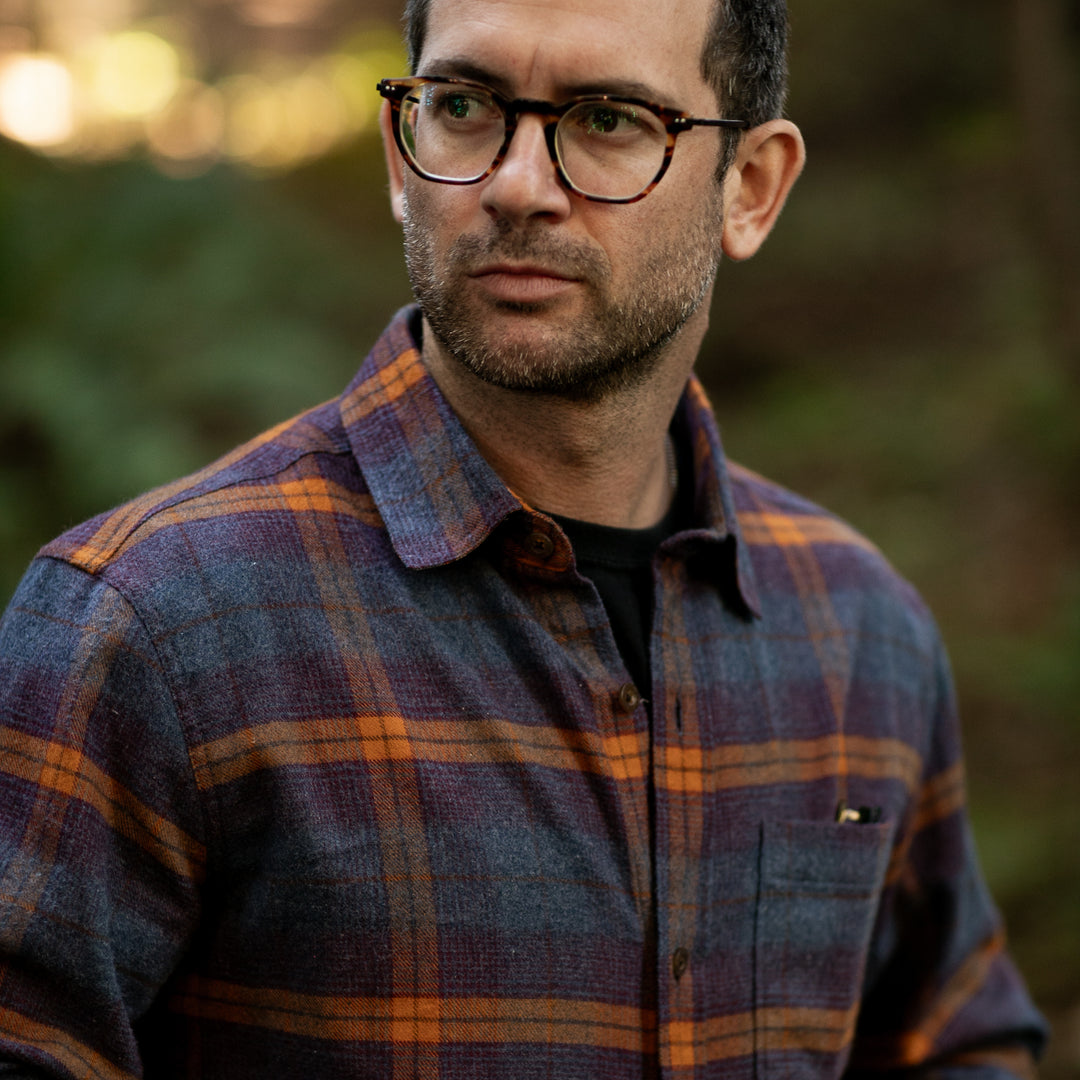Man with glasses wears Pladra Men&