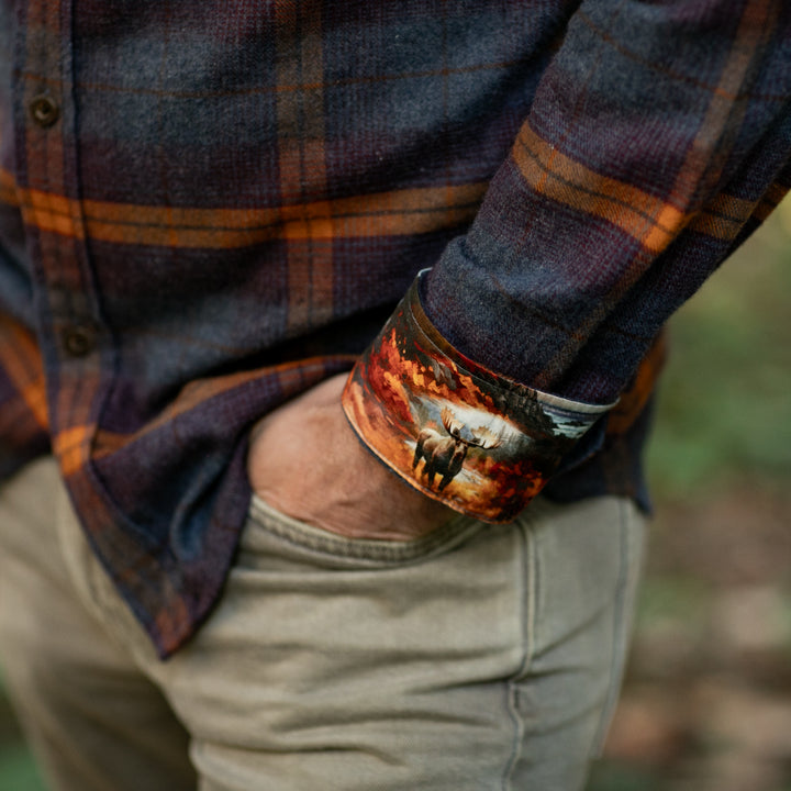 A person in khakis wears the Pladra Men&