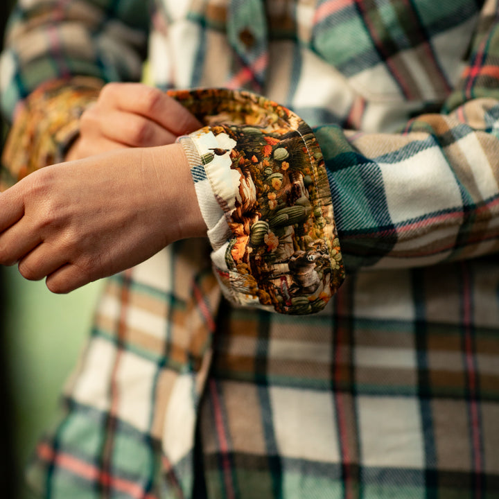 Someone adjusts the cuff of a Pladra Women&