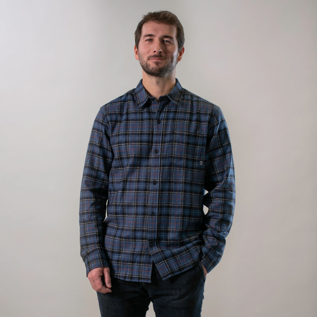 A man wears the Pladra Men&