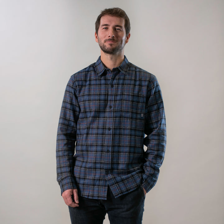 A man wears the Pladra Men&