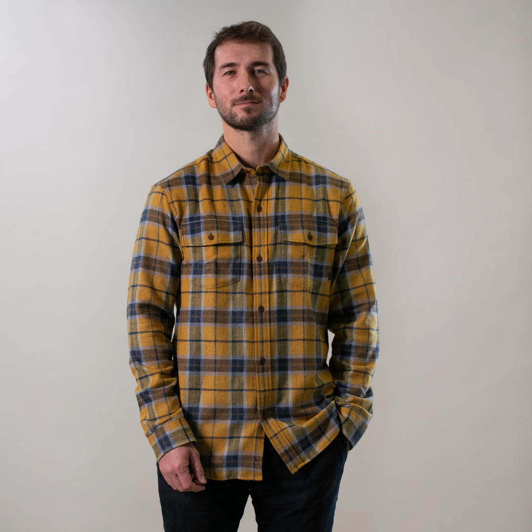 Man with short hair and beard wears a Pladra Men&