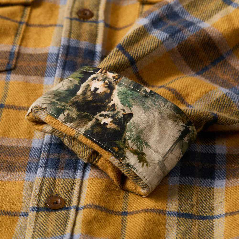 The Pladra Men's Workhorse Elite Flannel Shirt in Easton Gold features a wolf-print lining and turned-up cuffs.