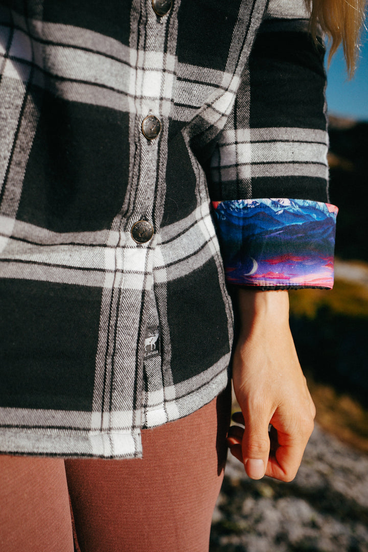A woman wears the Pladra Women&
