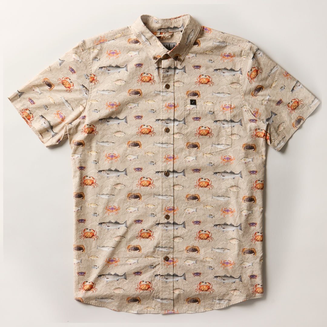 Pladra Men's S/S Printed Outdoor Aloha Shirt - Bay Surf: 100% cotton, crab, fish & burger print on light beige.