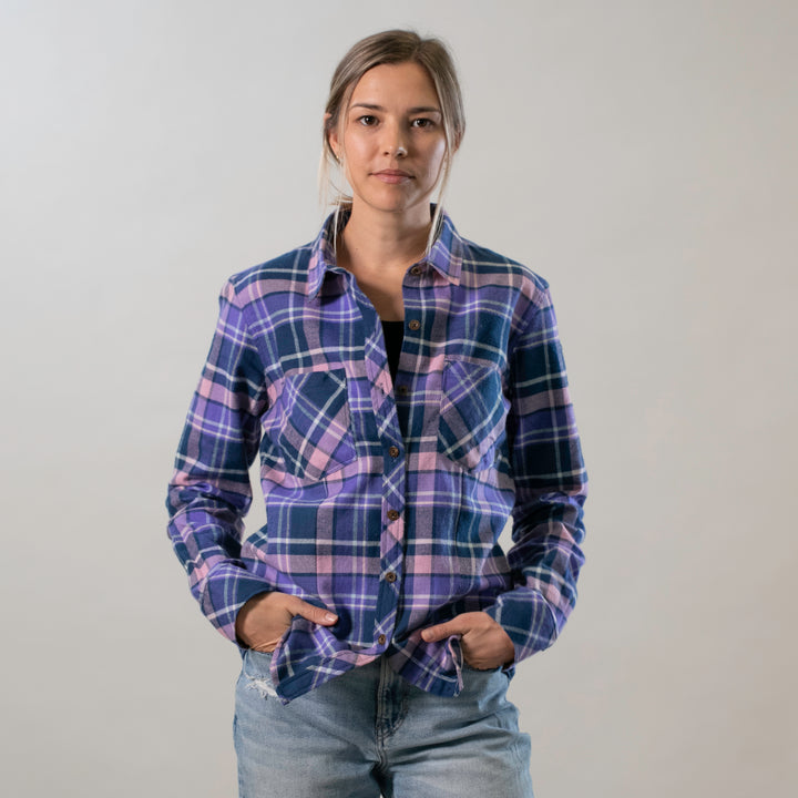 A woman wears the Pladra Women&