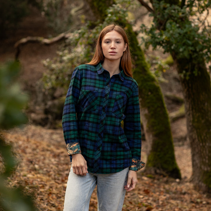 A woman wears the Pladra Women&