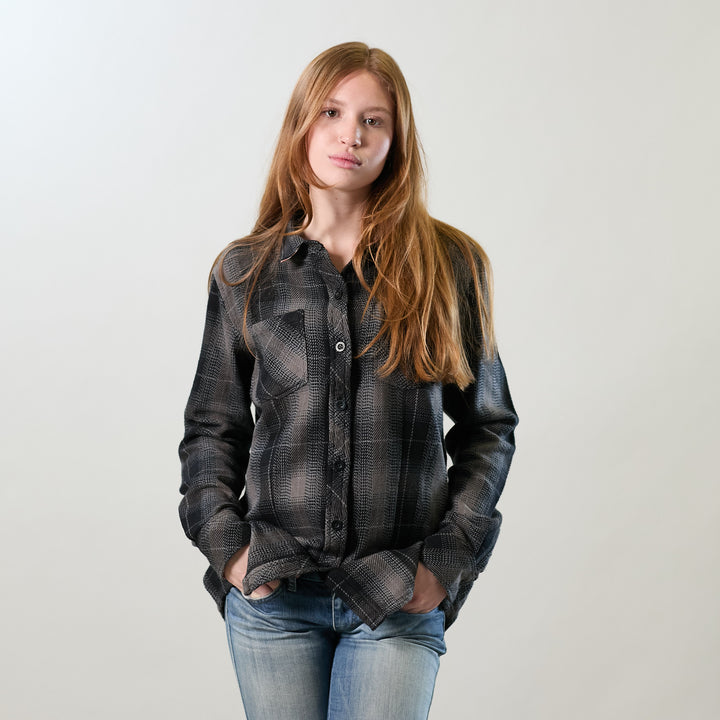 A young woman wears the Pladra Women&