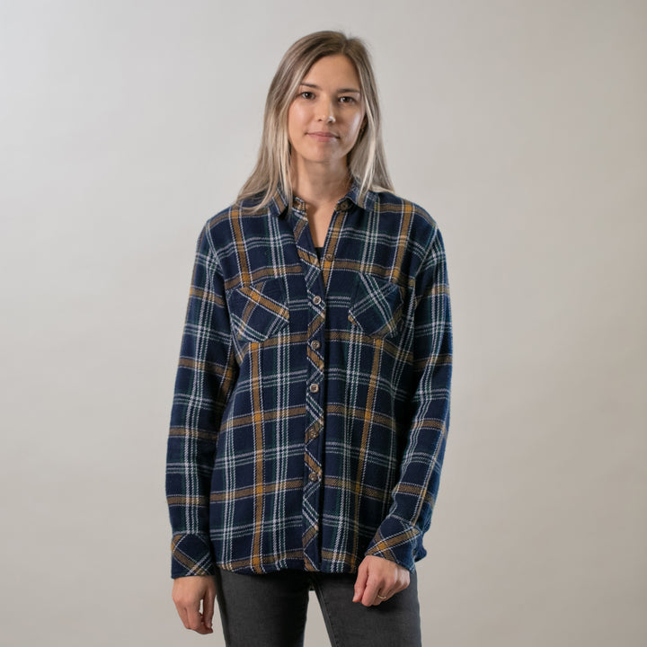 Woman with straight blonde hair wears Pladra&