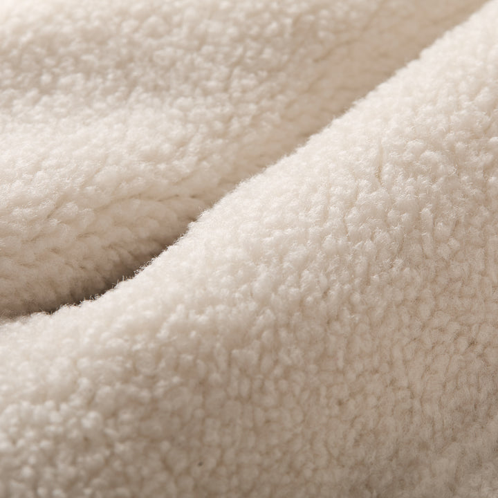 Close-up of the soft, white fleece lining in the Pladra Women&