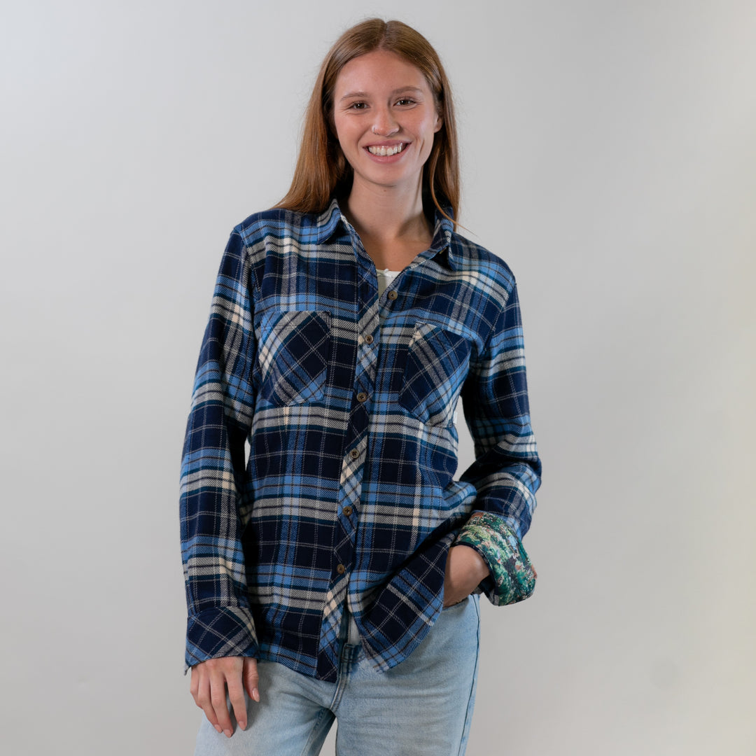 A smiling woman wears the Pladra Women&