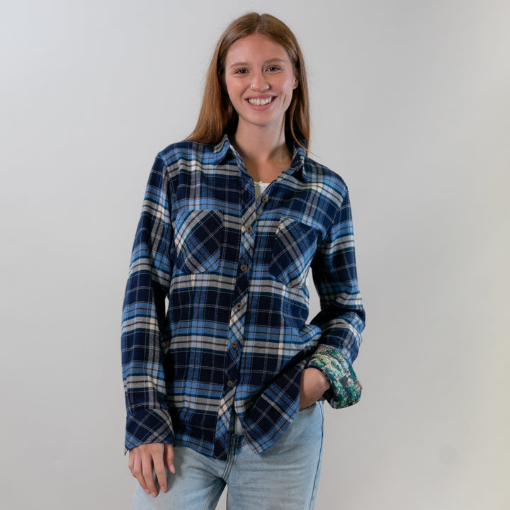 A smiling woman wears the Pladra Women&