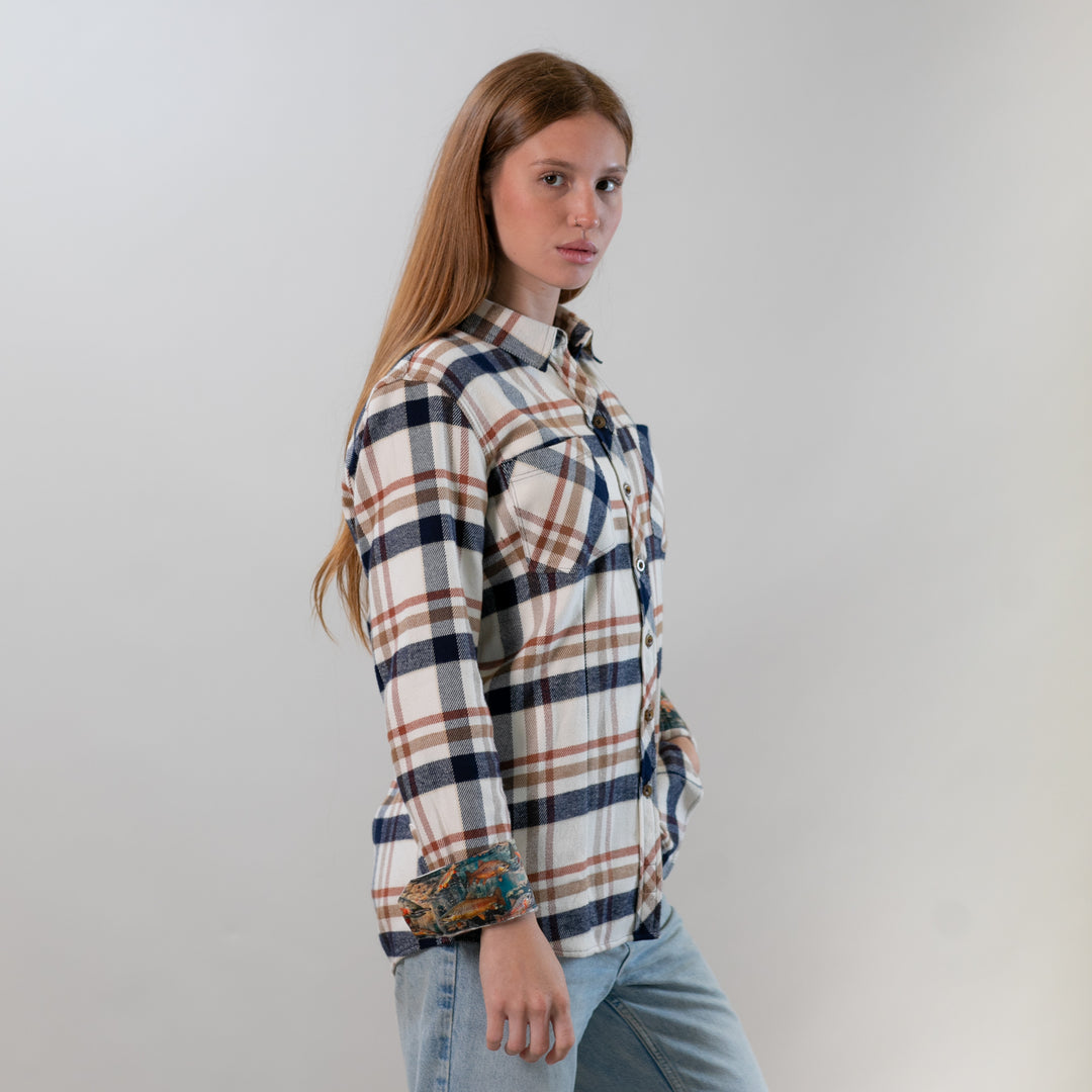 A woman wears the Pladra Women&