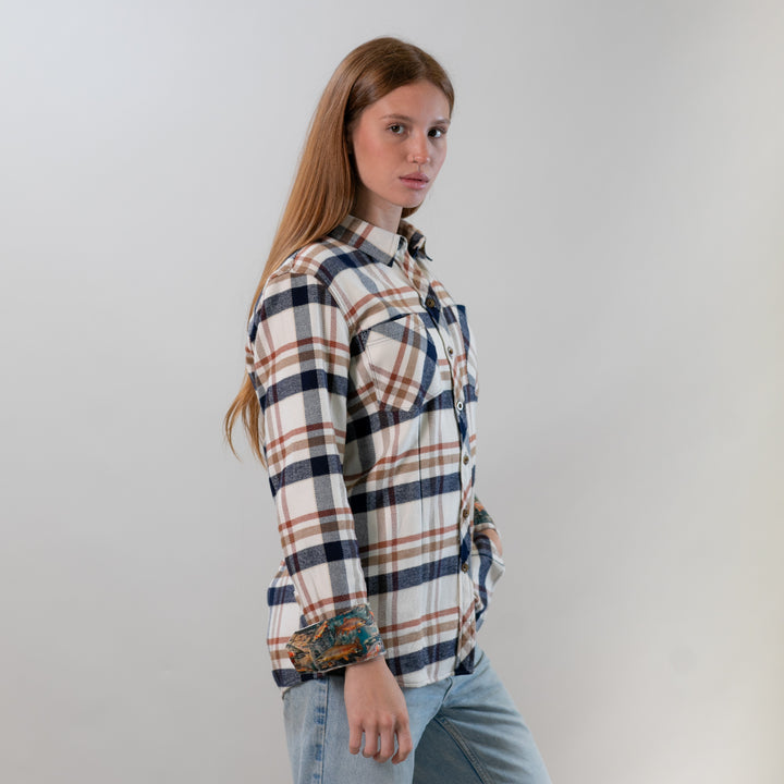 A woman wears the Pladra Women&