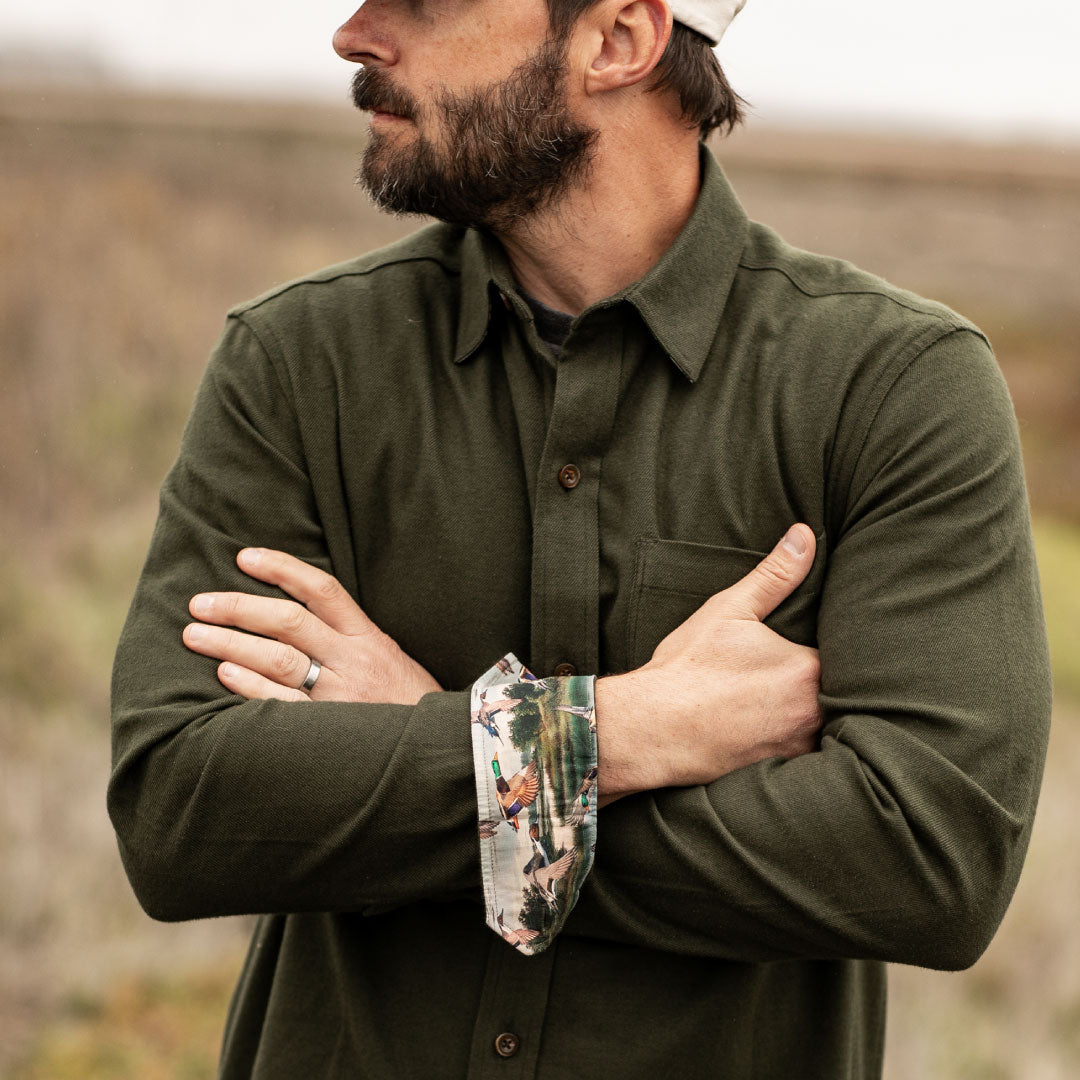 Bearded man outdoors, arms crossed, wearing Pladra Men&
