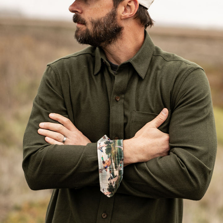 Bearded man outdoors, arms crossed, wearing Pladra Men&