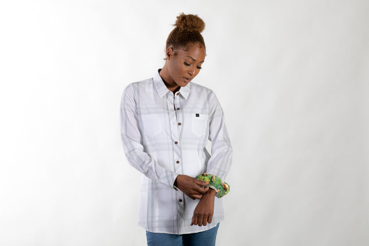 A woman wears the Pladra Women&
