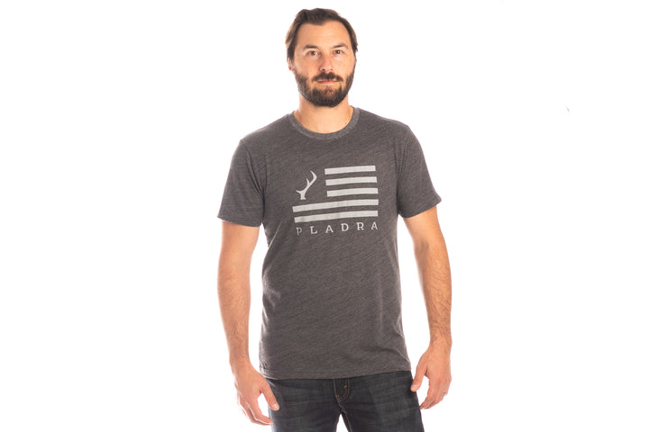 Man with a beard wears the Pladra Men&