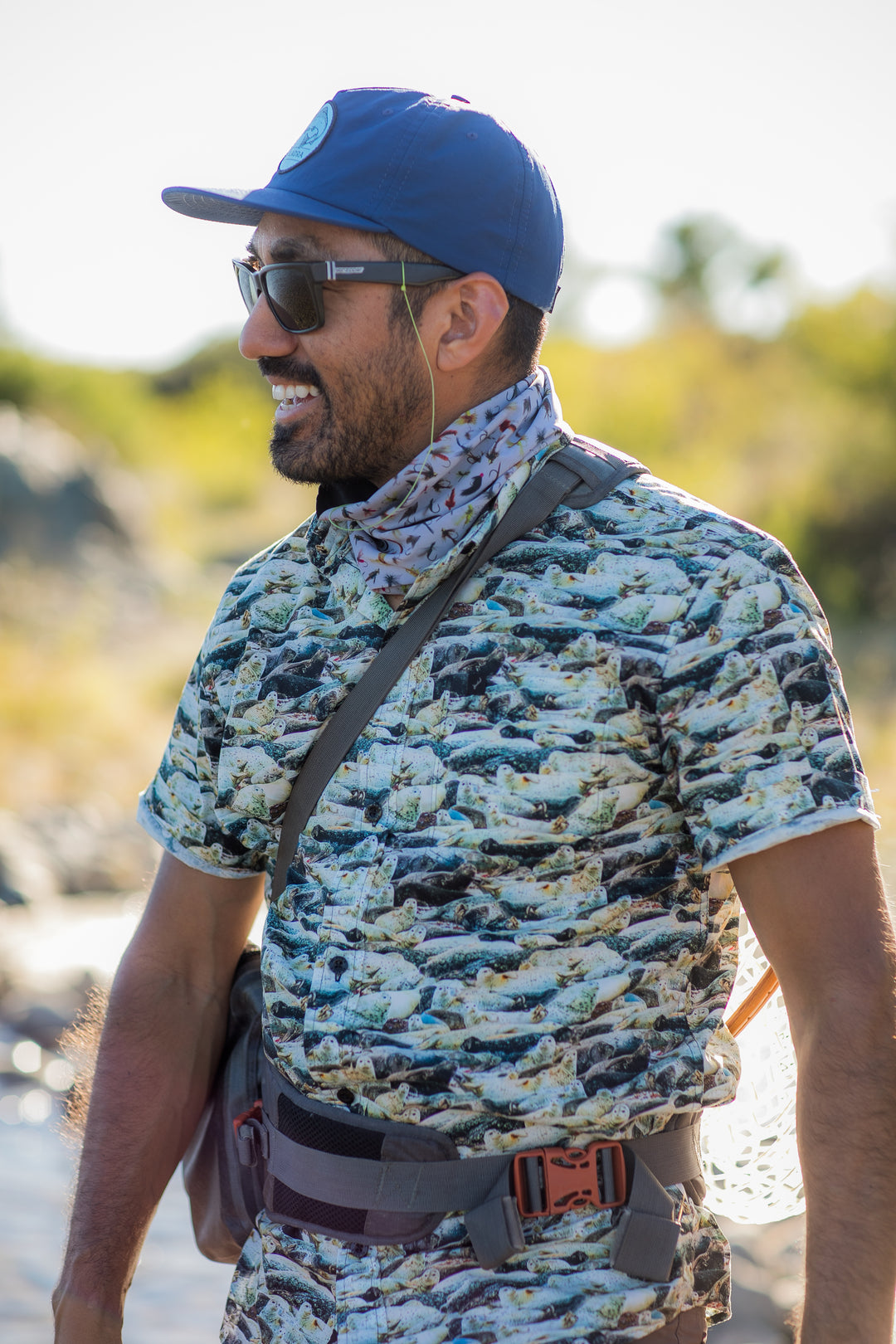 Smiling man in sunglasses and blue cap wears Pladra Men&