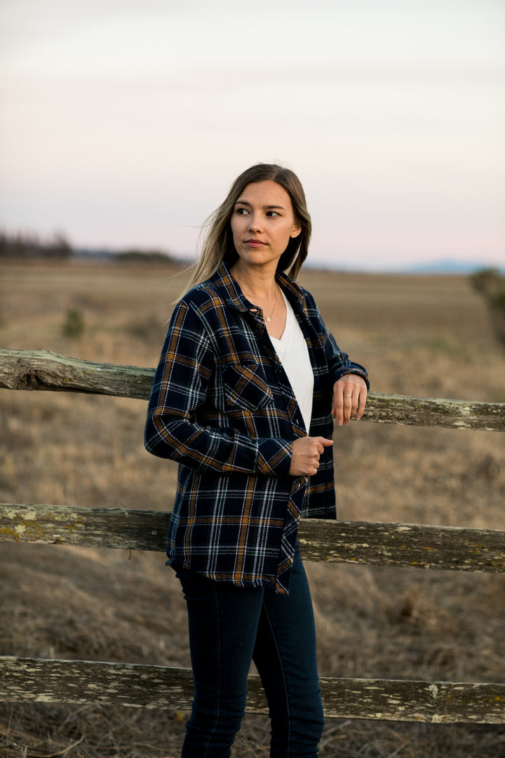 A woman wears the Pladra Women&