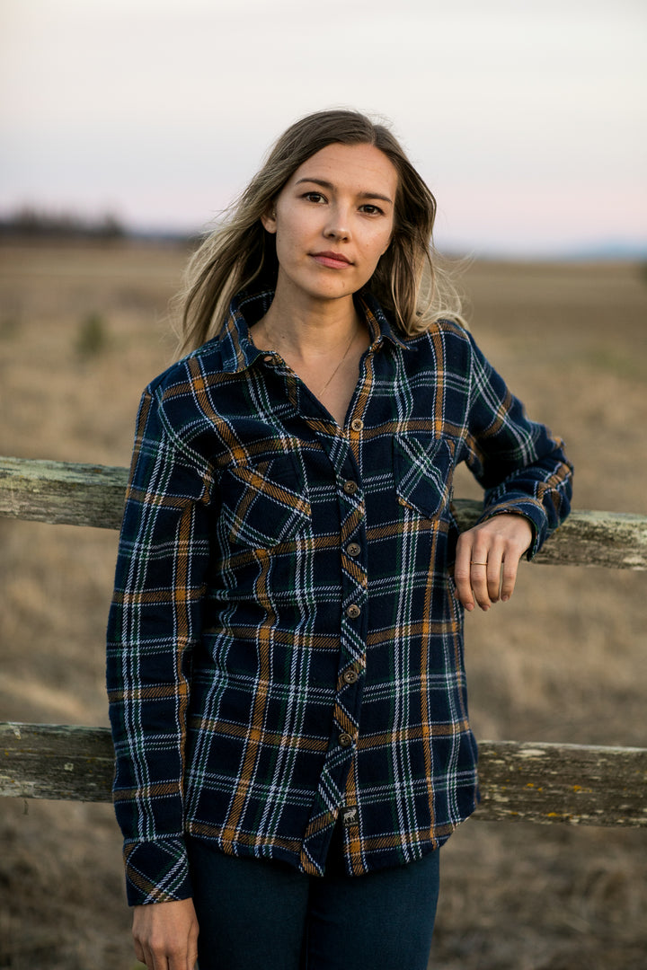 A woman wears the Pladra Women&