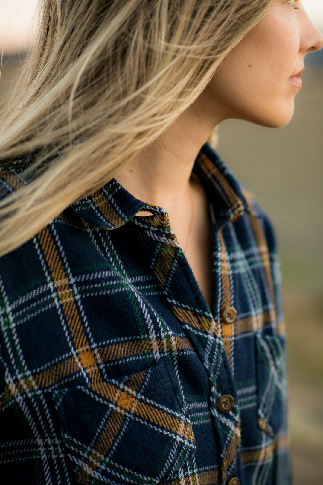 A woman wears the Pladra Women&