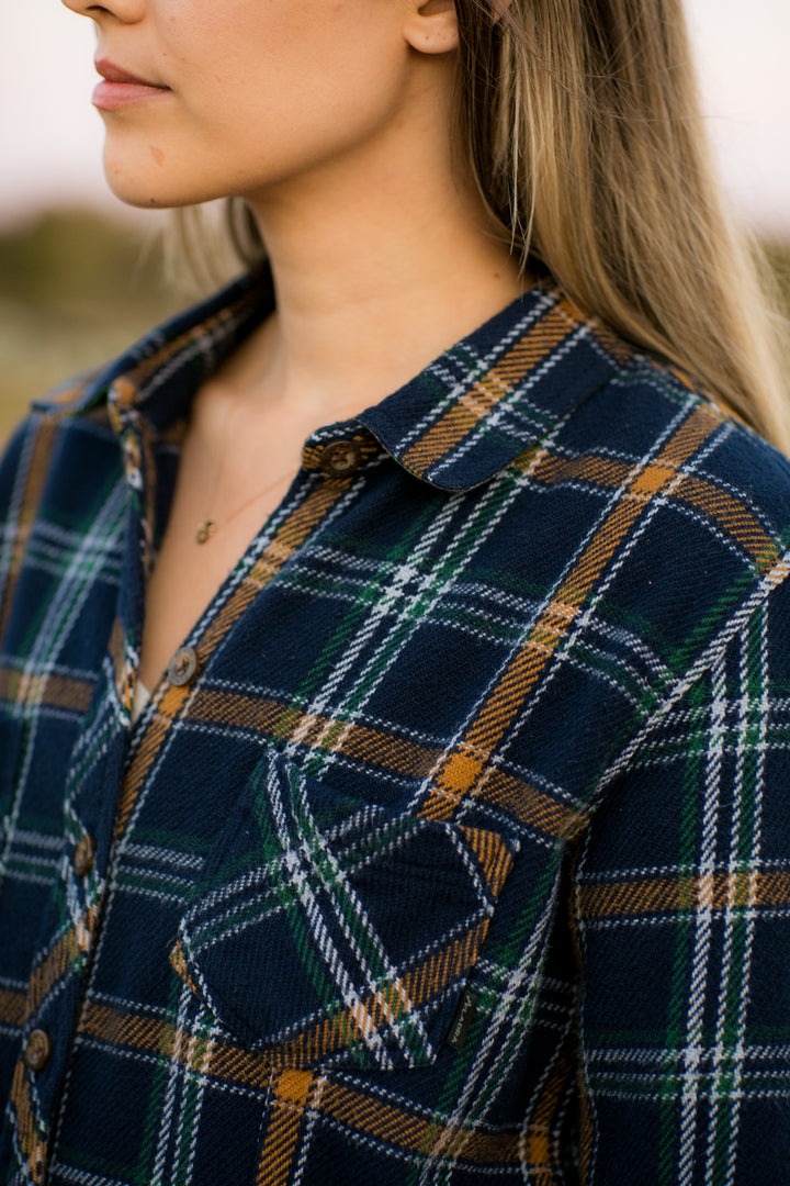 A woman wears the Pladra Women&