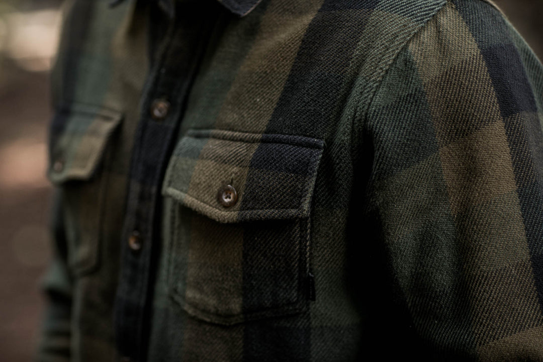Close-up of a person wearing the Pladra Men&