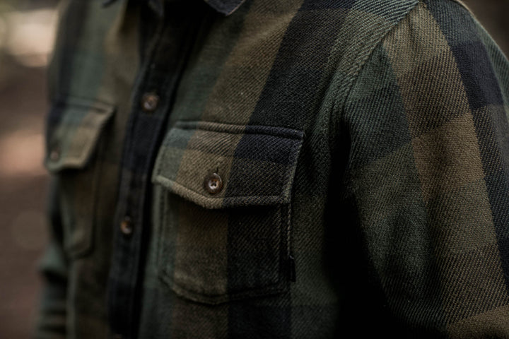 Close-up of a person wearing the Pladra Men&