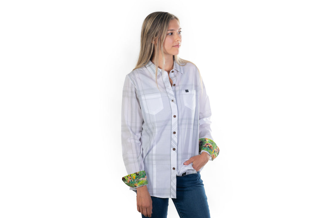 A woman wears the Pladra Women&