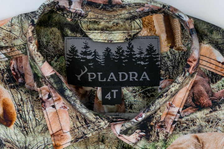 Close-up of Pladra Toddler Cubs Outdoor Aloha Shirt collar with mountain lions print and 4T size tag.
