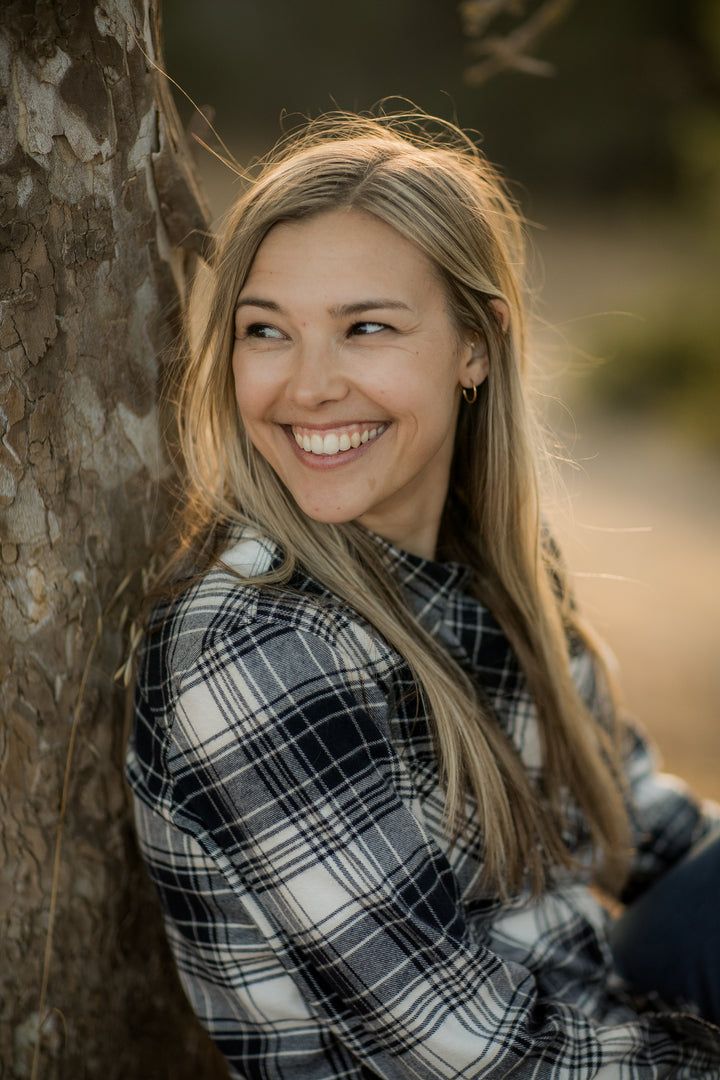 Smiling young woman with long blonde hair wears the Pladra Women&