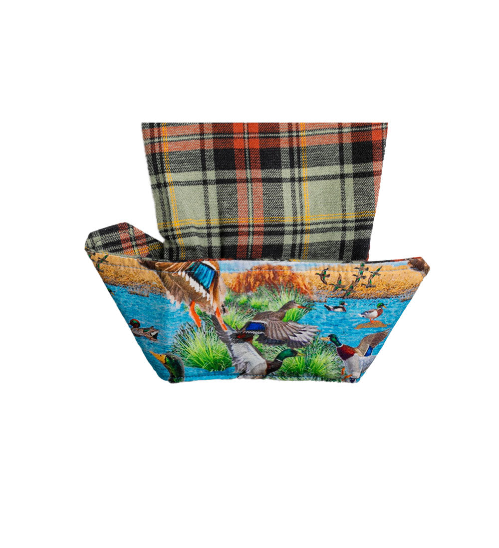 A bowl cozy with a hunting scene exterior and Pladra&